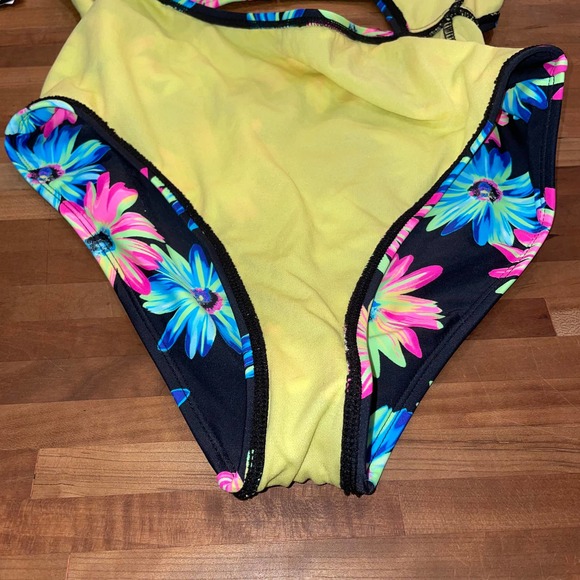 California Waves Juniors' Gerber Daisy Knotted Cutout One-Piece Swimsuit Small - Picture 5 of 10